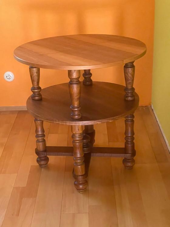 Image 1 of Großer runder gedrechselter Tisch