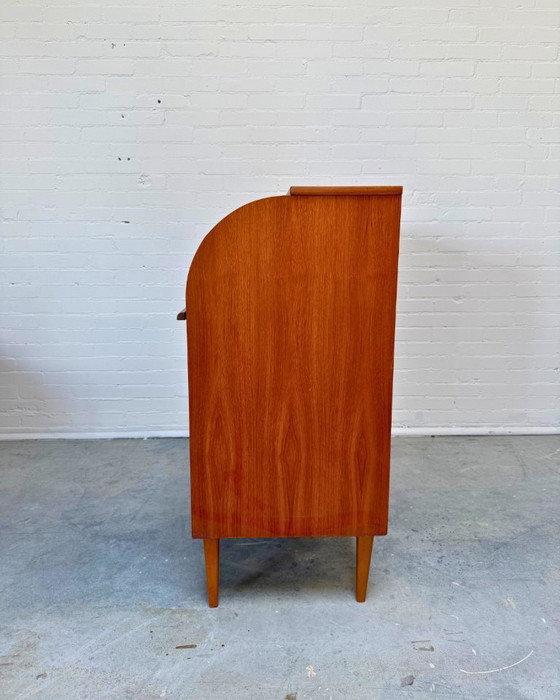 Image 1 of Toegeschreven aan Egon Ostergaard – Deense teakhouten secretaire met roldeksel, jaren 1960