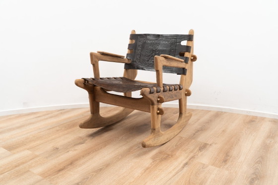 Image 1 of Petit fauteuil à bascule suspendu par Angel Pazmino