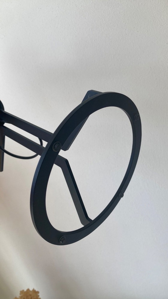 Plaster Outline table lamp, sleek modern design – Gipsen, Metal (photo 5 of 6)