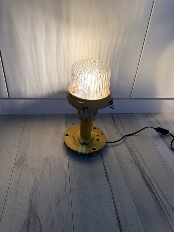 Image 1 of Lampe de chevet ( anciennement utilisée pour le marquage d’aéroport)