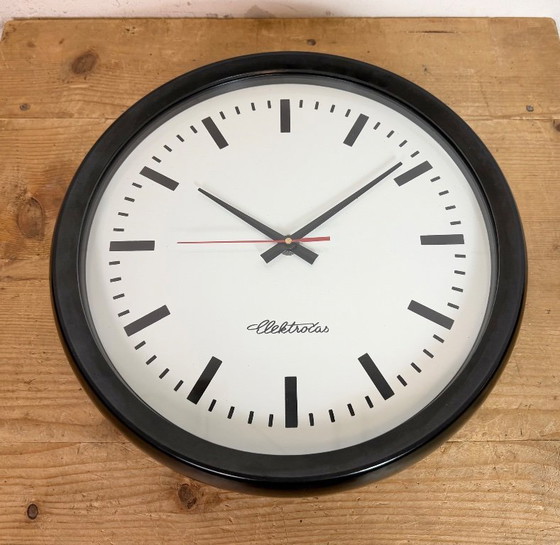 Image 1 of Orologio da parete industriale in bachelite di Elektročas, anni '90.