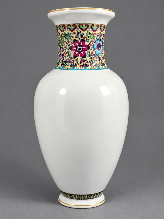 Elegant baluster porcelain vase, Jingdezhen, Polychrome decor and gilding, Ceramic, White, Aziatisch (photo 12 of 12)