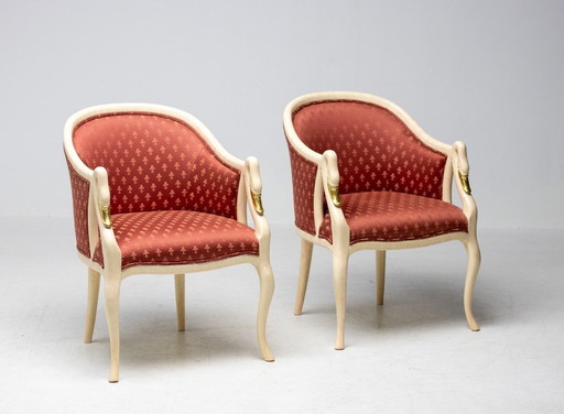 SILLÓN TRÜGGELMANN CON CUELLO DE CISNE — ESTRUCTURA DE MÁRMOL PINTADO Y DORADA, DAMASCO ROJO AMAPOLA