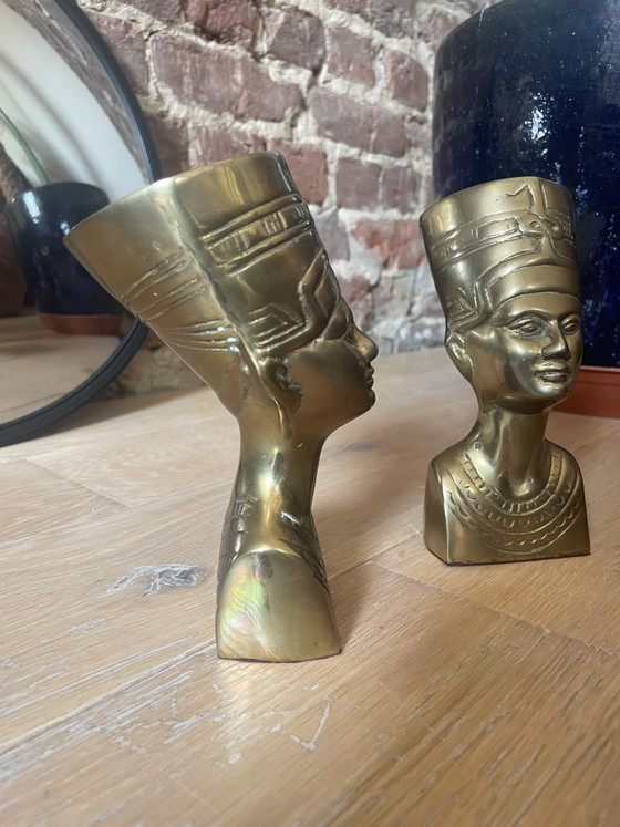 Image 1 of Set di 2 busti vintage in ottone della regina Nefertiti