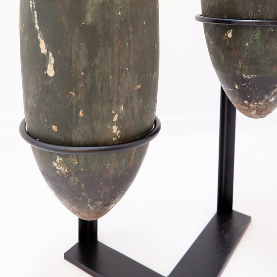 Image 1 of Paar große hölzerne Übungskeulen auf Sockel - Anfang 20.