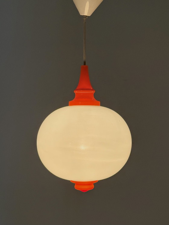 Image 1 of Space Age hanglamp met melkglazen bol en oranje accenten