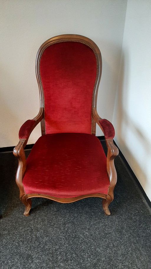 Set di 2 poltrone relax in velluto rosso Louis Philippe Voltaire con struttura in legno di noce.