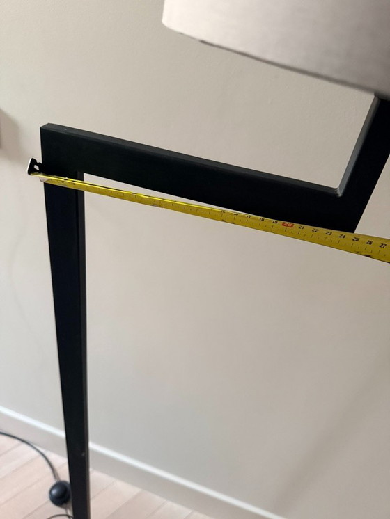 Image 1 of 1x, zwart metalen vloerlamp, met lichtgrijze kap