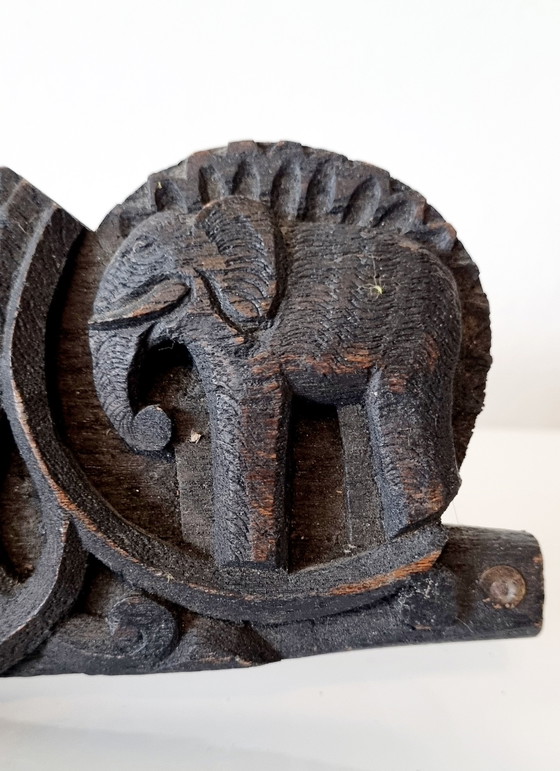 Image 1 of Antica bilancia in legno di teak intagliato.