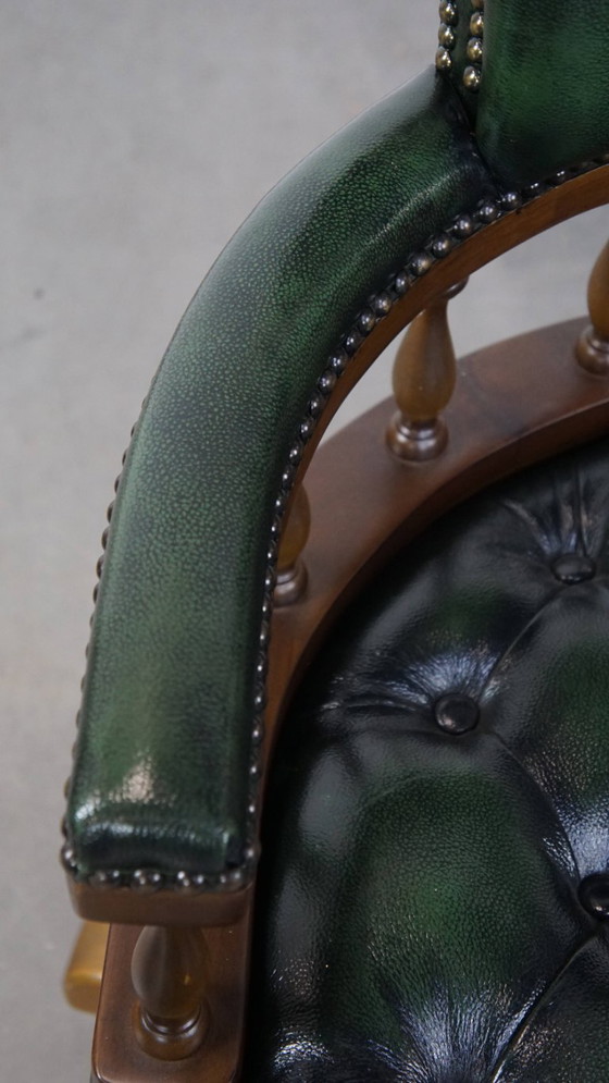 Image 1 of Dunkelgrüner Chesterfield-Bürostuhl aus Rindsleder und Holz auf Rollen