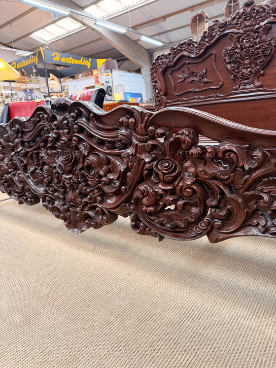 Lit King Size Néo-Baroque richement sculpté avec tables de chevet assorties – Meubles, Wood (photo 7 of 10)