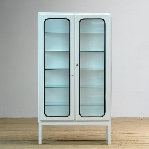 Armoire médicale vintage, années 1970