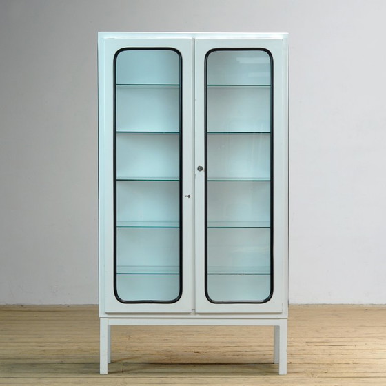 Image 1 of Armoire médicale vintage, années 1970