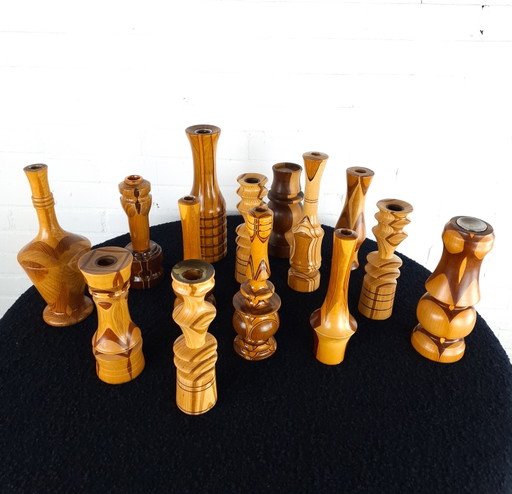 Set aus 14 handgedrechselten Vintage-Kerzenständern und kleinen Vasen aus Parkettholz