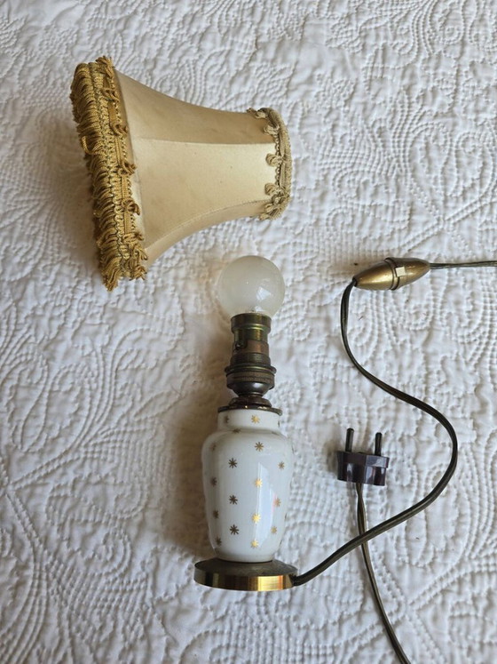 Petite lampe vintage en porcelaine blanche étoilée avec abat-jour à franges – Textile (photo 5 of 5)