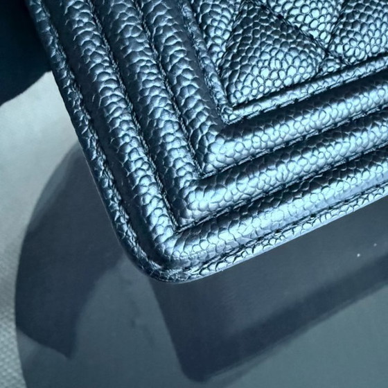 Image 1 of Chanel Boy Medium – Gestepptes, genarbtes Kalbsleder in Caviar-Optik, schwarze Ruthenium-silberne Beschläge, Serie 20