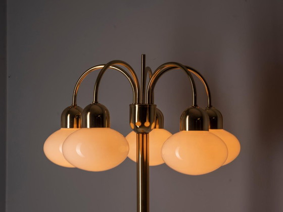 Lampada da terra vintage in ottone con cinque paralumi in vetro opalino, metà del XX secolo, Cecoslovacchia, (photo 3 of 8)