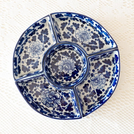 Grote antieke schaal van aardewerk in Delftse stijl met vakjes