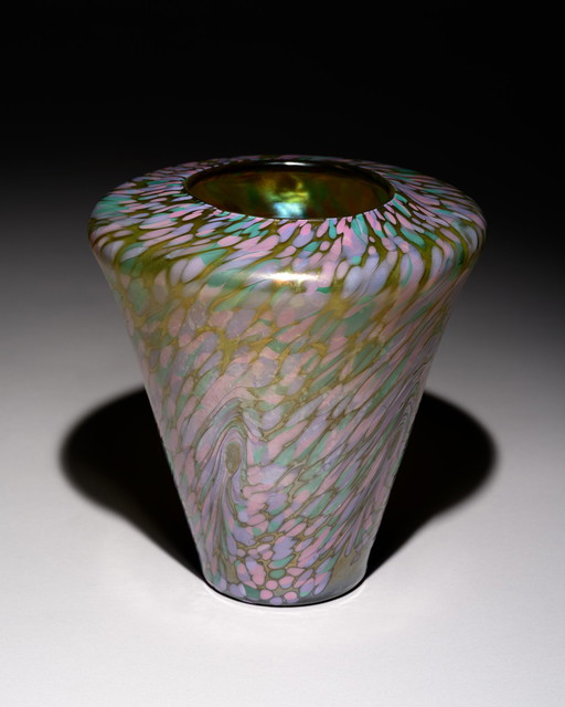 Österreichische Jugendstilvase aus irisierendem Kunstglas, mehrfarbiges Federdekor, 1900-1910