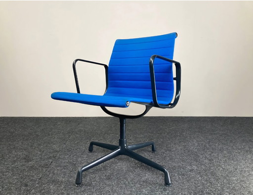 Sedia Vitra EA208 in alluminio – Charles & Ray Eames