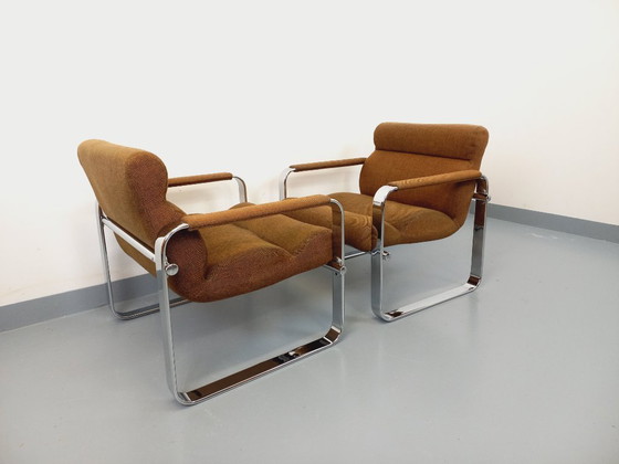 Image 1 of Een paar vintage Eero Aarnio fauteuils voor Framac, uitgevoerd in stof en chroom, uit de jaren 60 en 70.