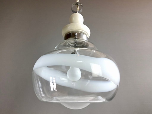 Lampe suspendue italienne des années 1960 en verre de Murano et cadre chromé.