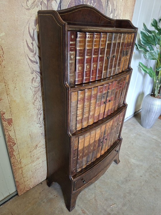 Image 1 of Unieke lederen kast uitstraling boekenkast met 6 deurtjes.

Afm. 65x28cm en 122cm hoog