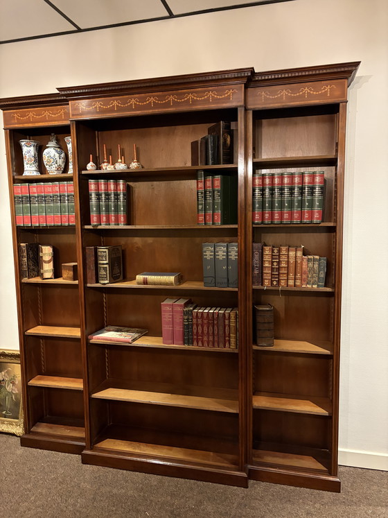 Image 1 of Oude Engelse boekenkast met Breekfrond en verstelbare schappen met notarisambt inlegwerk boven in de kop