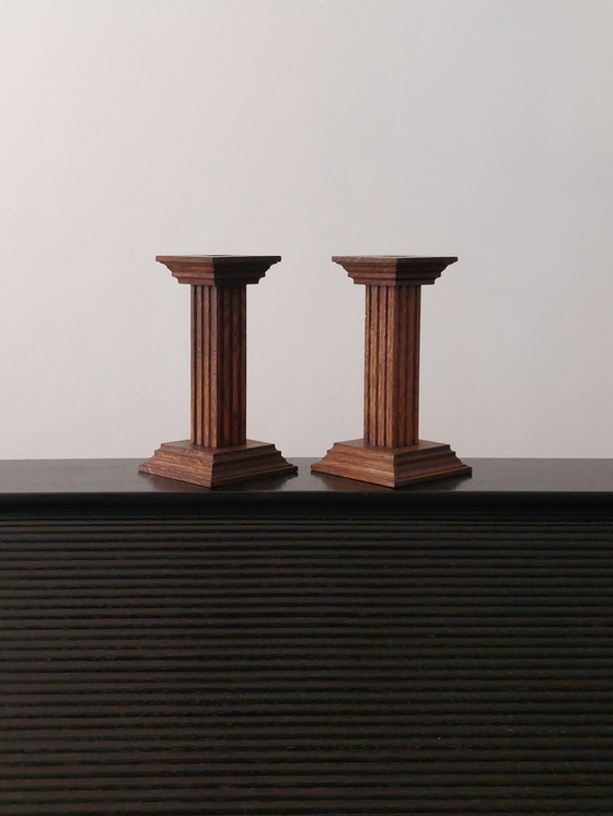 Image 1 of Paire de chandeliers en bois, décor de colonne, usine de meubles Oisterwijk