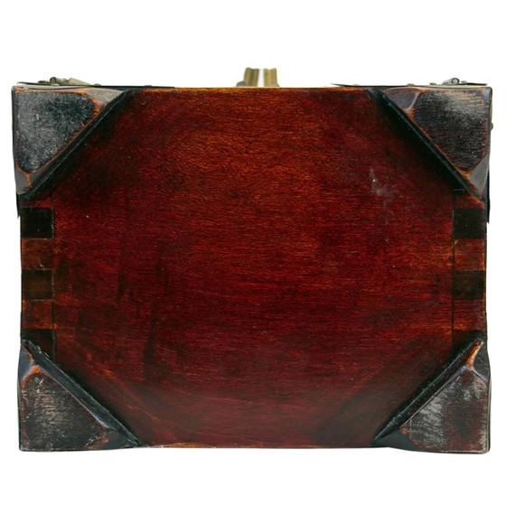 Chinesische Holz-Schmuckschatulle mit geschnitzten Steinplatten und Messingbeschlägen – Dekorative Objekte (photo 9 of 10)