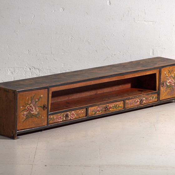 Antiker niedriger Schrank mit bemalten Blumen aus Kiefernholz – China, ca. 1900 – Buffetschränke, Iron (photo 4 of 40)