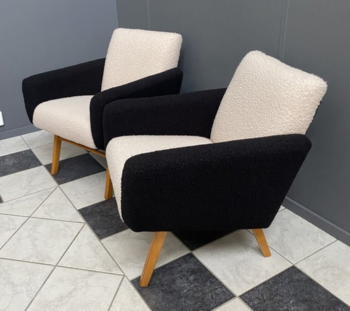 set black and White boucle lounge chairs 1960s