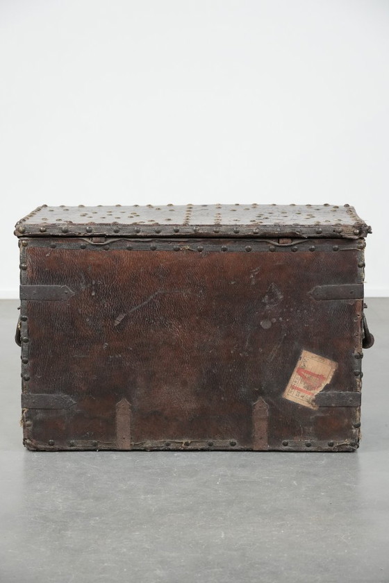 Image 1 of Cofre/caja fuerte antiguo forrado en cuero con llave original y una excelente pátina del siglo XVII.