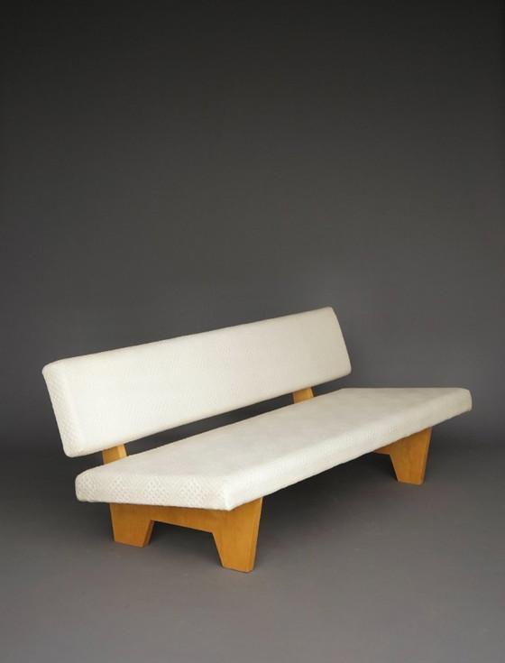 Image 1 of Compacte designbank uit de jaren 60 met houten onderstel in de stijl van Pastoe