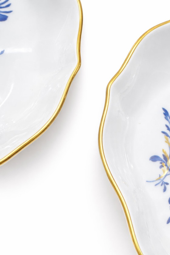 Image 1 of Set van twee MEISSEN porseleinen schalen – Aquatint blauw met bloemen en gouden rand – Handbeschilderd 12 cm