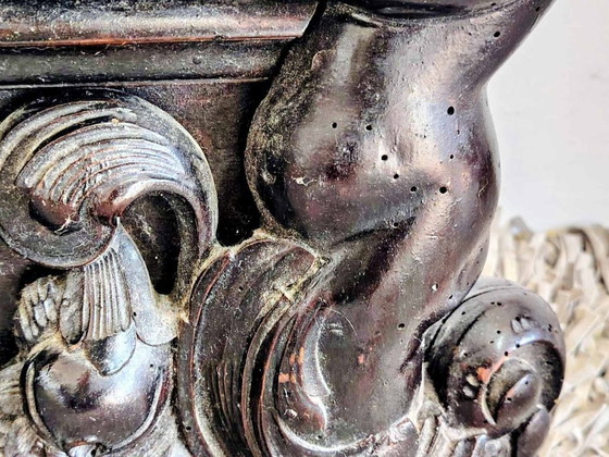 Image 1 of Panneau ancien en bois sculpté représentant un chérubin.