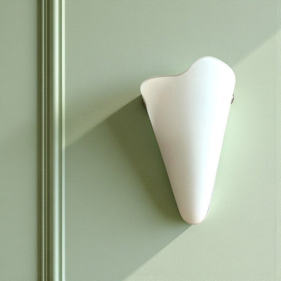 Image 1 of Minimalistische witte, driehoekige, conische wandlamp van matglas