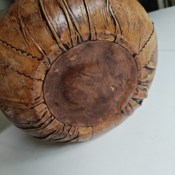 Image 1 of Carafe vintage recouverte de cuir, ornée de têtes de lion et d'une chaînette