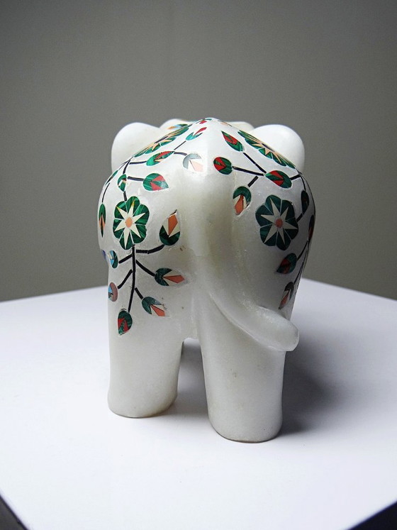 Image 1 of Elefante indiano decorativo in alabastro intarsiato con pietre, artigianato vintage