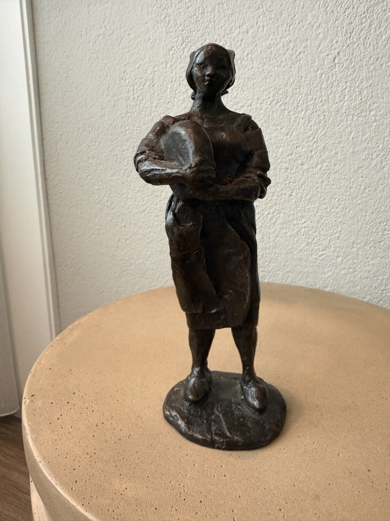 Image 1 of Scultura originale in bronzo massiccio "La moglie del contadino del formaggio" Ineke van Dijk