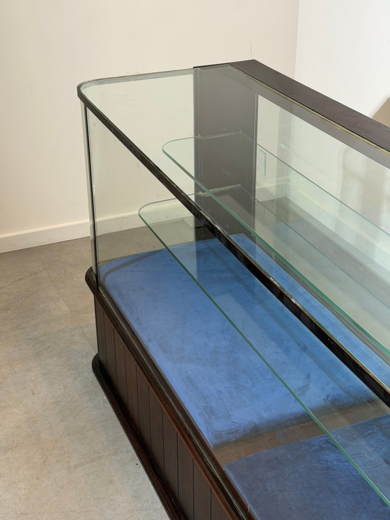 Vitrina expositora de caoba con puertas correderas de cristal. – Glass (photo 7 of 10)