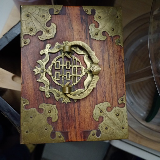 Portagioielli in legno di ciliegio e giada