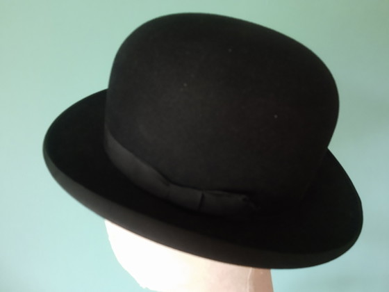 Image 1 of Chapeau melon ancien en feutre noir de Ferguson Bros Piccadilly, Londres, fait main entre le milieu et la fin du XIXe siècle.