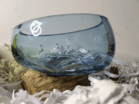 Image 1 of 2 glazen containers vastgesmolten op Gamal-hout