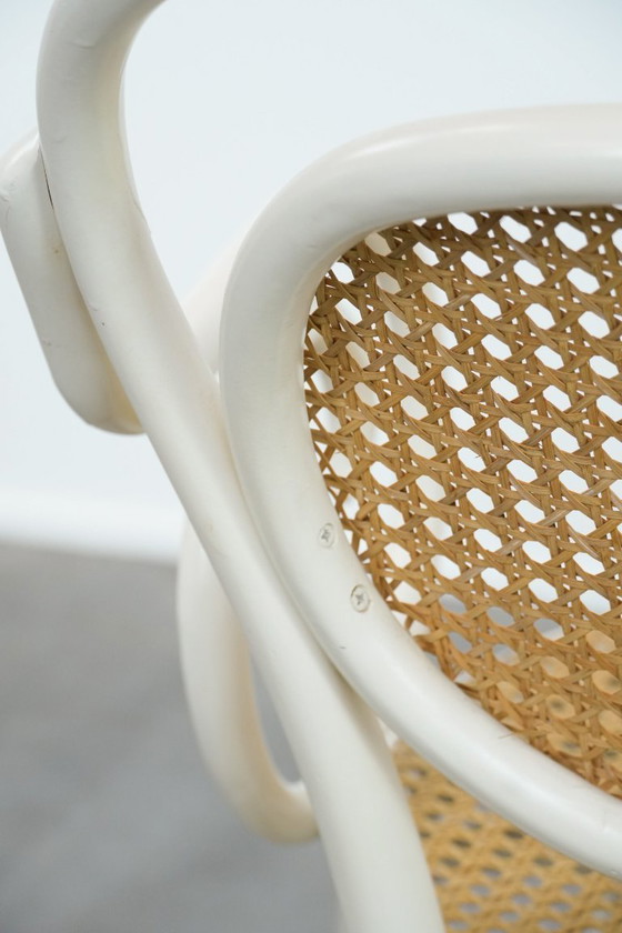 Image 1 of Sedia da bistrot bianca vintage con braccioli in stile Thonet