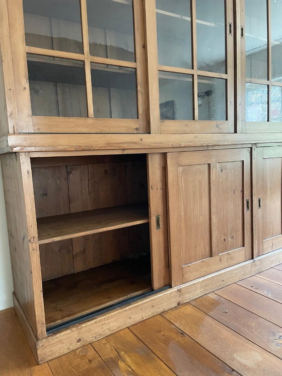 Image 1 of Armoire ancienne avec verre soufflé