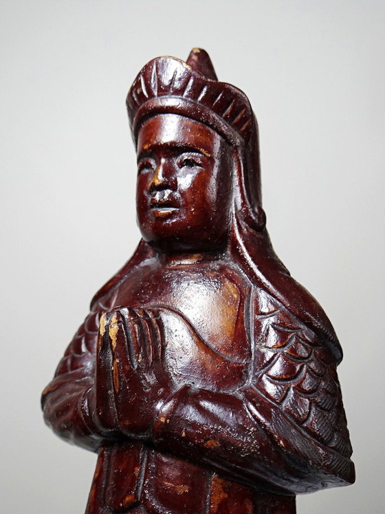 Image 1 of Statuetta di arte popolare asiatica intagliata in un unico pezzo di legno, epoca 1930-1960.