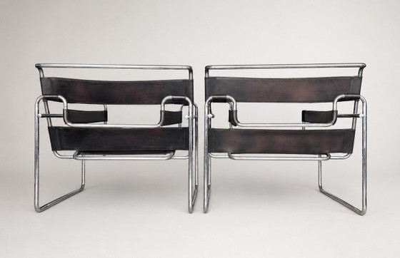 Image 1 of Deux fauteuils Wassily vintage, Marcel Breuer pour Fasem. Cuir marron et noir.