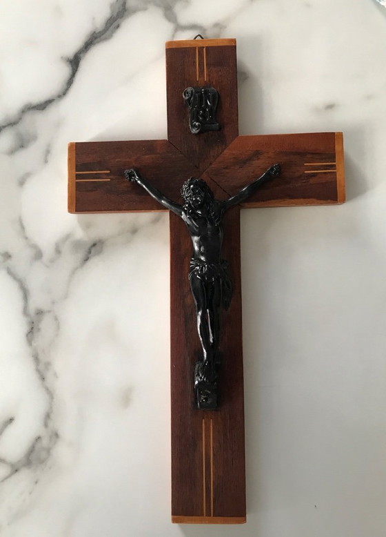 Image 1 of Crocifisso in legno intarsiato d'epoca, Cristo nero